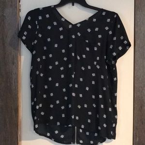 Short sleeve blouse.
